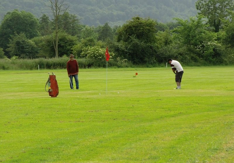 Pont au Golf

Ça swingue dans la vallée de la Risle ! Pont Au Golf est un golf rustique qui offre une approche ludique de la nature en bordure de la 1