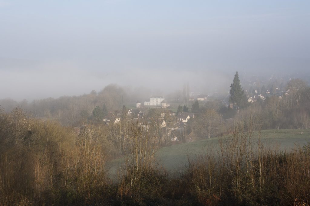 Patrimoine de nos communes Vue chateau La Motte dans la brume©AsOTVR