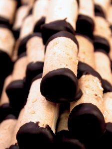 Le mirliton de Pont-Audemer, une fine pâte à cigarette fourré de crème pralinée fermée avec du chocolat